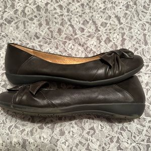 EUC Like New dark brown flats very cushy insole non-slip rubber soles bow detail